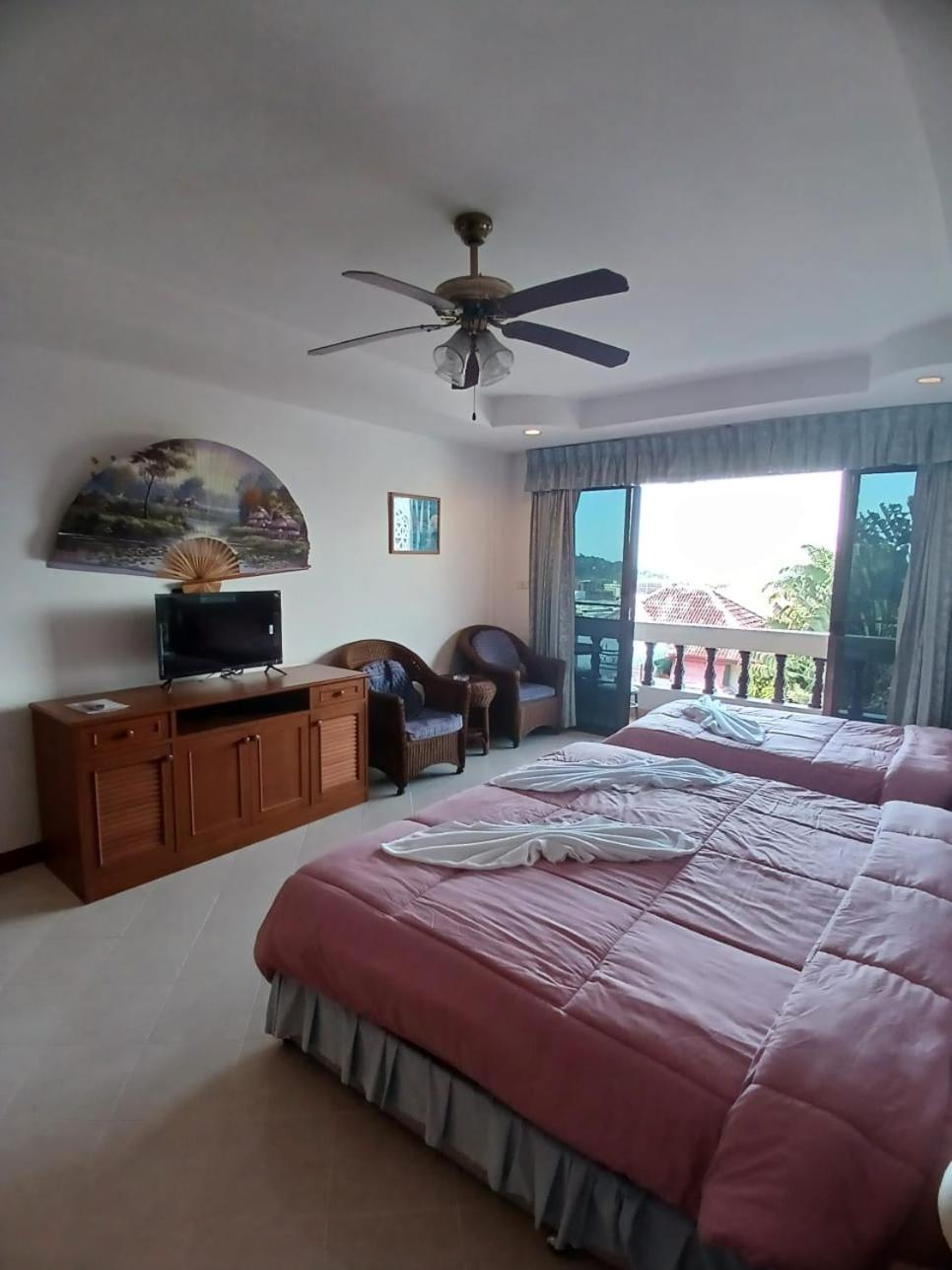 Aksarai Hotel Patong 外观 照片