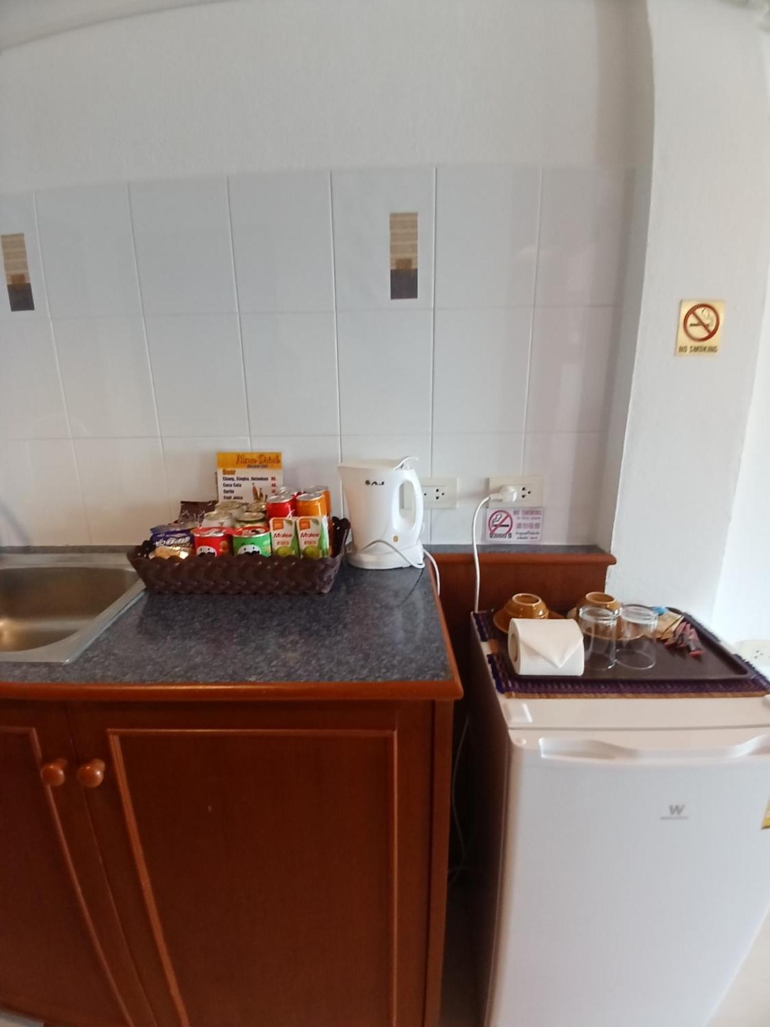 Aksarai Hotel Patong 外观 照片