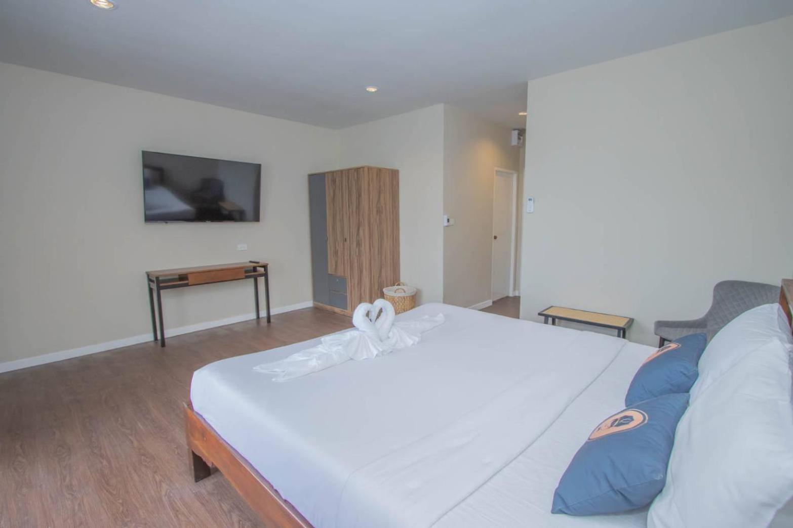 Aksarai Hotel Patong 外观 照片
